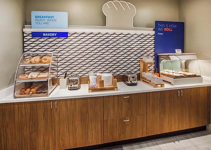 Отель Express East - Riverfront By Ihg