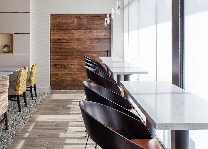 Express East - Riverfront By Ihg Hotel